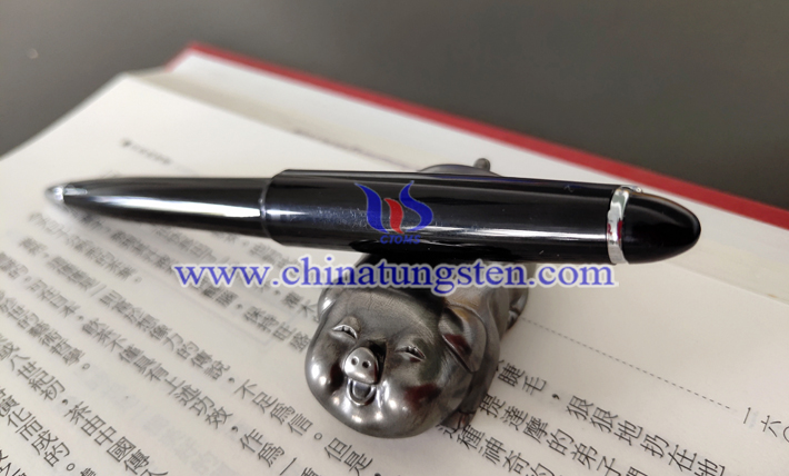 “金榜題名”的吉祥物：創(chuàng)意鎢金生肖豬圖片