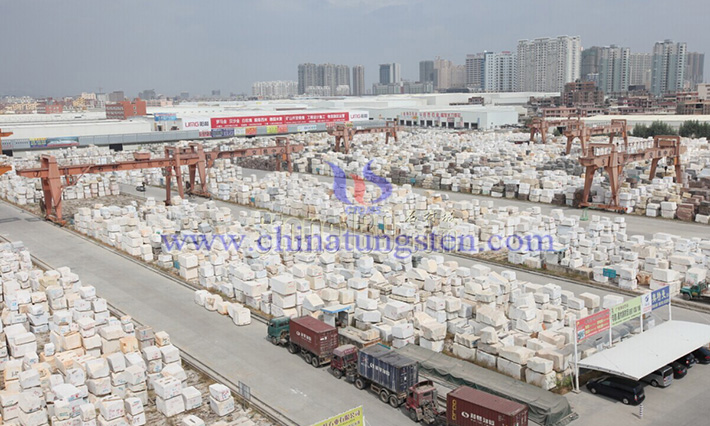 福建南安高時(shí)石材公司堆場待切割的石材