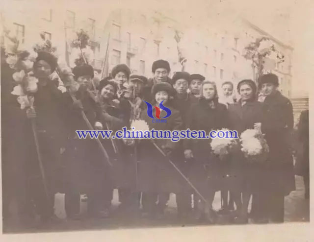 1955年11月，在莫斯科實(shí)習(xí)的學(xué)員參加十月革命勝利38周年慶典