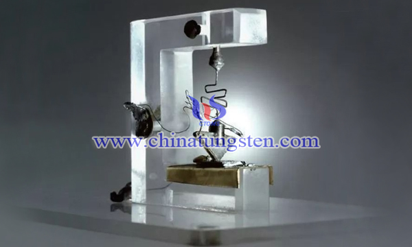 全球第一個(gè)點(diǎn)接觸型晶體管裝置