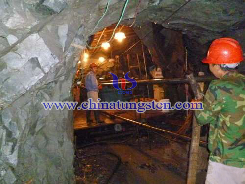 地質(zhì)隊員進入坑道開展全面詳查工作