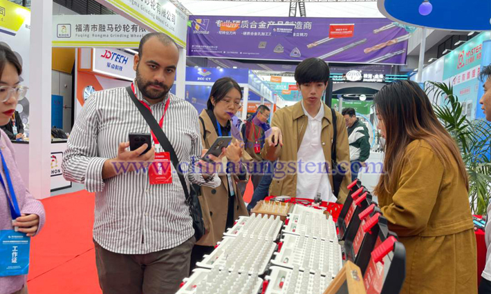 企業(yè)家20日在先進(jìn)硬質(zhì)材料及工具產(chǎn)業(yè)博覽會(huì)參展（圖源：荷塘區(qū)融媒體中心供圖）